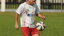 Pelatih Persipura, Oswaldo Lessa terlihat begitu piawai bola di sela-sela latihan di Lapangan C Senayan, Jakarta, (5/5/2015). Latihan tersebut merupakan persiapan jelang AFC 2015 di Bengaluru, India, 12 Mei mendatang. (Liputan6.com/Helmi Fithriansyah)