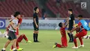 Pemain Timnas Indonesia U-19, Todd Rivaldo Ferre (ketiga kanan) berdoa merayakan kemenangan atas Uni Emirat Arab U-19 pada penyisihan Grup A Piala AFC U-19 2018 di Stadion GBK, Jakarta, Rabu (24/10). Indonesia unggul 1-0. (Liputan6.com/Helmi Fithriansyah)