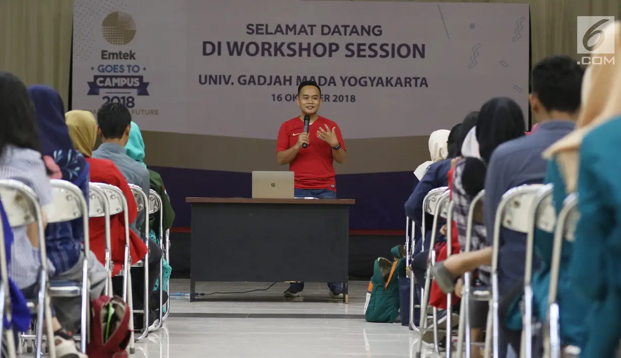 Head of Product BBM Ifnu Bima menjadi pembicara dalam Emtek Goes To Campus di Universitas Gajah Mada, Yogyakarta, Selasa (16/10). EGTC juga menghadirkan kompetisi news presenter, inspiring sharing dan entertainment talk. (Liputan6.com/Herman Zakharia)