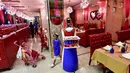 Seorang pelayan robot bernama Ruby menyajikan makanan kepada pelanggan di restoran Drink and Spice Magic, Dubai, 26 Juli 2018. Pelayan berupa robot tersebut berhasil menarik antusias pelanggan yang berbondong-bondong mengambil foto. (AFP/GIUSEPPE CACACE)