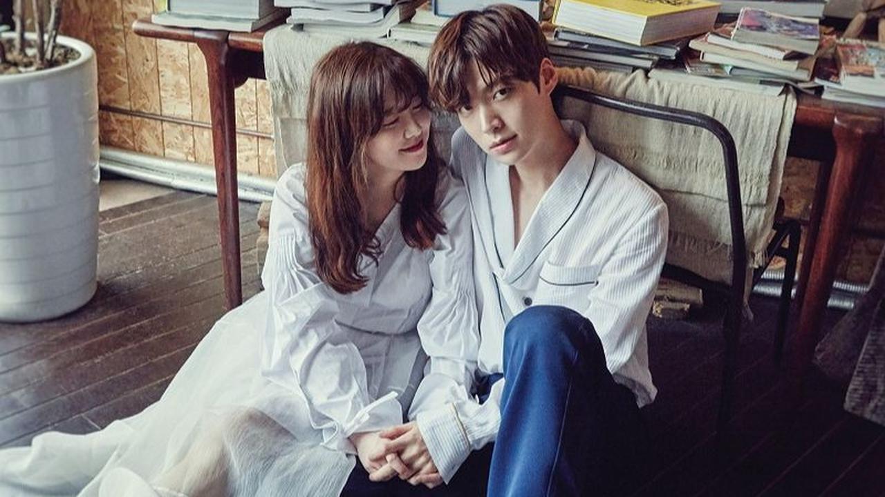 Hubungan yang terjalin antara Ahn Jae Hyun dan Goo Hye Sun terjadi saat keduanya membintangi drama berjudul Blood tahun 2015. Kemudian keduanya memutuskan untuk menikah pada 2016.