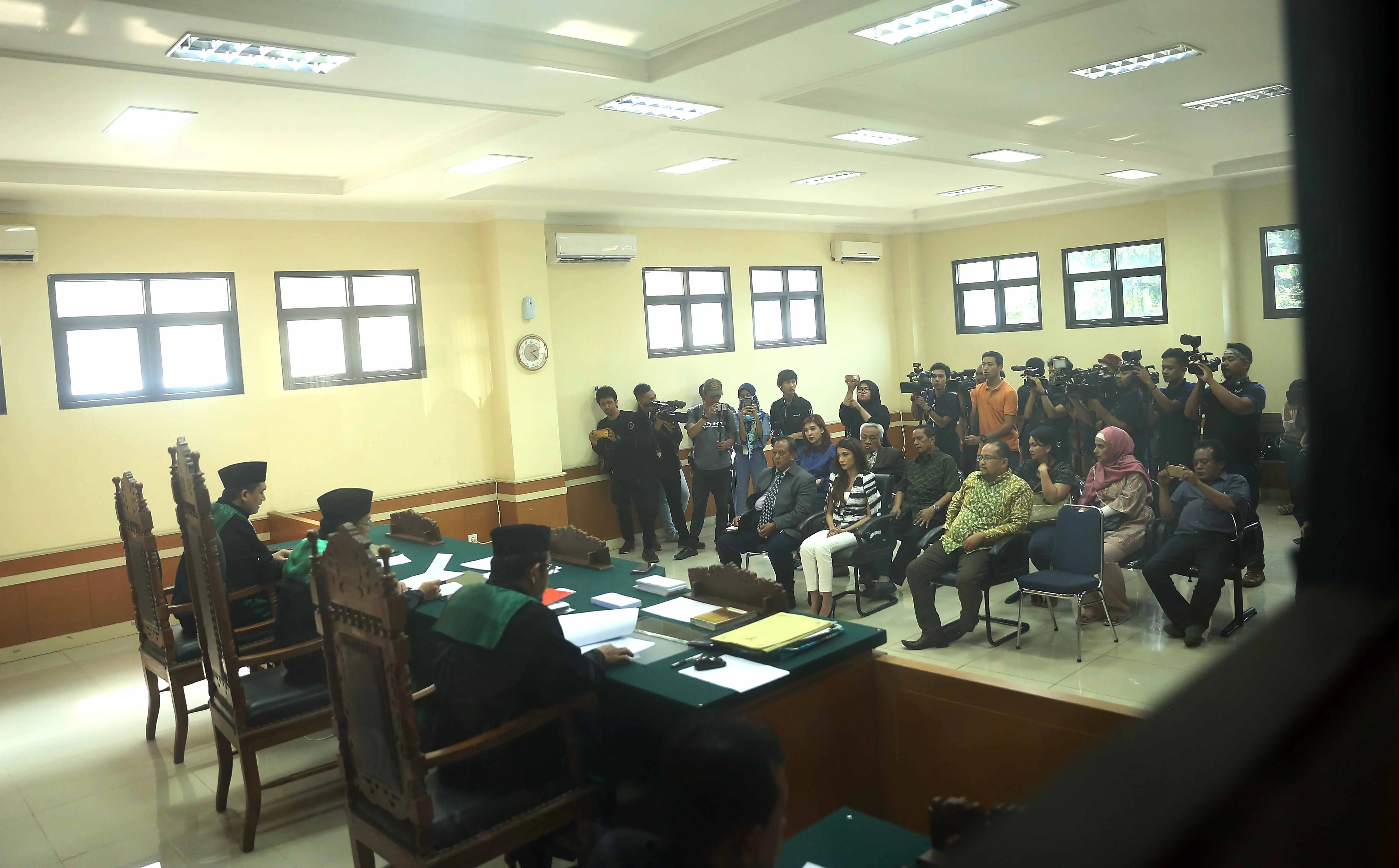 Majelis hakim tidak menerima gugatan terkait hak asuh kedua anak dari pernikahannya dengan Atalarik Syah. Tidak di terimanya itu lantaran ada masalah pada berkasnya. (Nurwahyunan/Bintang.com)