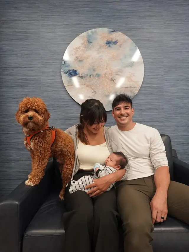 Baby’s First Office Visit! Pesona Aurelie Moeremans Jadi Ibu Baru, Tampil Bare Face dengan Gaya Kasual yang Hangat