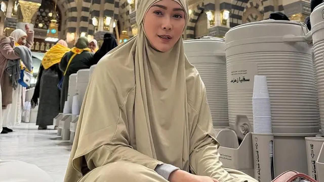 Inul Daratista Tak Mudik Tahun Ini, Diwakili Suami Lakukan Tradisi Berbagi di Kampung Halaman