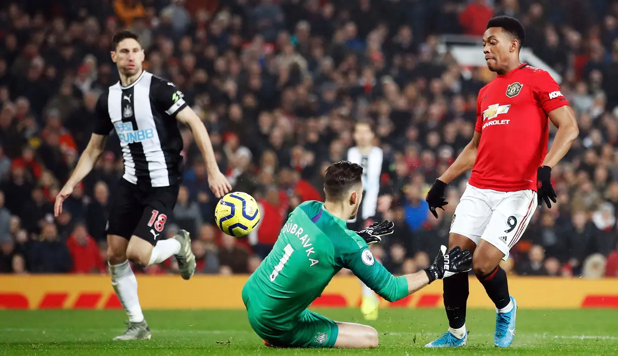 Pemain Manchester United Anthony Martial mencetak gol ke gawang Newcastle United pada pertandingan Liga Inggris di Old Trafford, Manchester, Inggris, Kamis (26/12/2019). Manchester United menang 4-1 atas Newcastle United. (Martin Rickett/PA via AP)