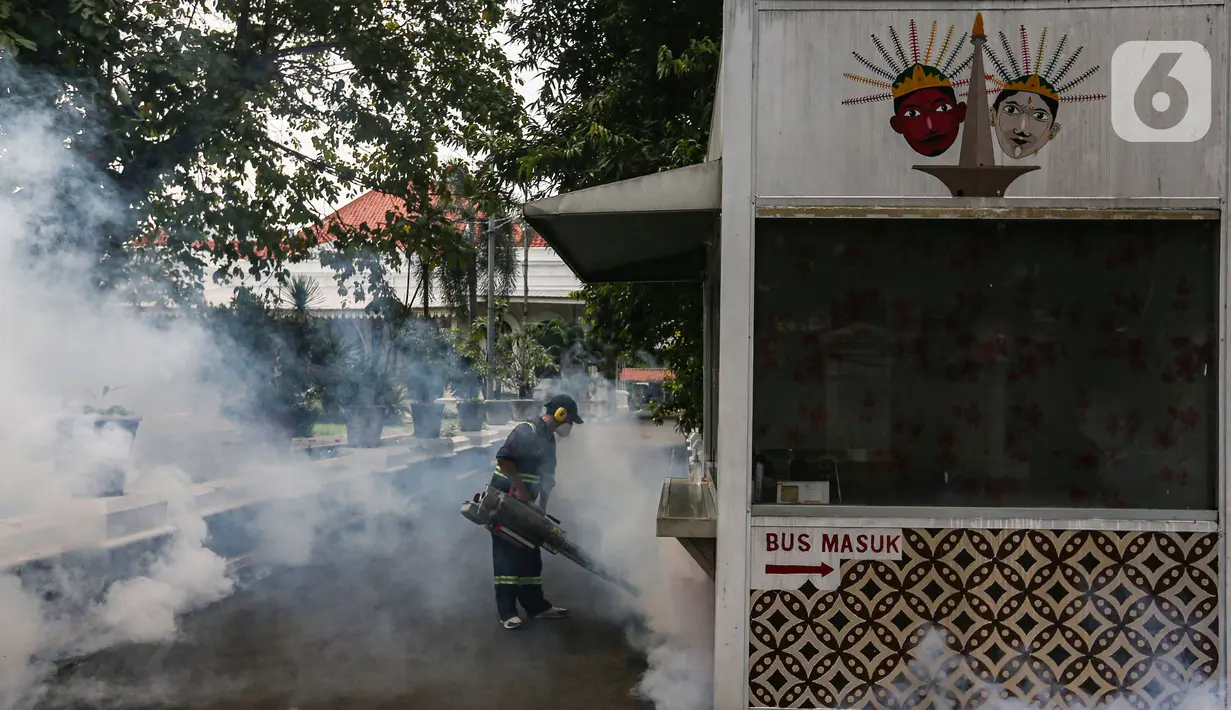 Pengasapan ini untuk mengantisipasi penyebaran nyamuk yang menyebabkan Demam Berdarah (DBD). (Liputan6.com/Angga Yuniar)