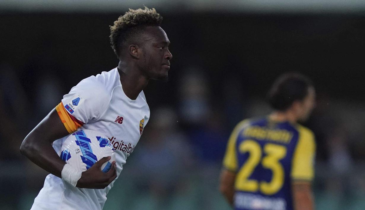 Kedudukan berlangsung imbang kembali pada menit ke-58. AS Roma mendapatkan gol bunuh diri dari Ivan Ilic setelah melakukan kesalahan dalam menghalau bola, yang berakibat masuk ke gawangnya sendiri. (LaPresse via AP/Spada)