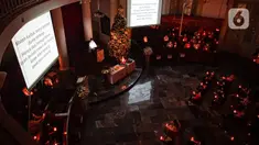 Jemaat melaksanakan ibadah malam Natal di Gereja Immanuel, Jakarta, Jumat (24/12/2021). Perayaan ibadah malam Natal tersebut mengangkat tema 'Cinta Kasih Kristus yang Menggerakkan Persaudaraan'. (Liputan6.com/Faizal Fanani)