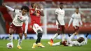 Pemain Arsenal Willian (kiri) menggiring bola saat pemain Manchester United Fred memberi isyarat pada pertandingan Liga Premier Inggris di Stadion Old Trafford, Manchester, Inggris, Minggu (1/11/2020). Arsenal menang 2-0. (Phil Noble/Pool via AP)