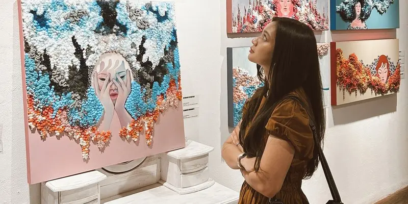 Potret Dea Annisa di Museum, Foto Gandeng Tangan Pria Diduga Pacar Curi Perhatian