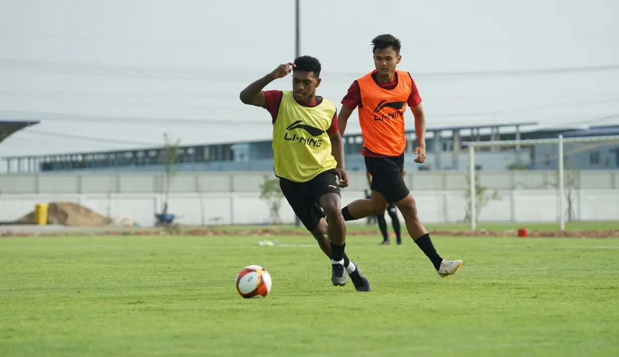 Striker Timnas Indonesia U-22, Jeam Kelly Sroyer menguasai bola dalam sesi latihan di The Dream Visakha Training Camp, Phnom Penh, Kamboja, Jumat (28/4/2023) menjelang laga pertama SEA Games 2023 menghadapi Filipina. (Dok. PSSI)