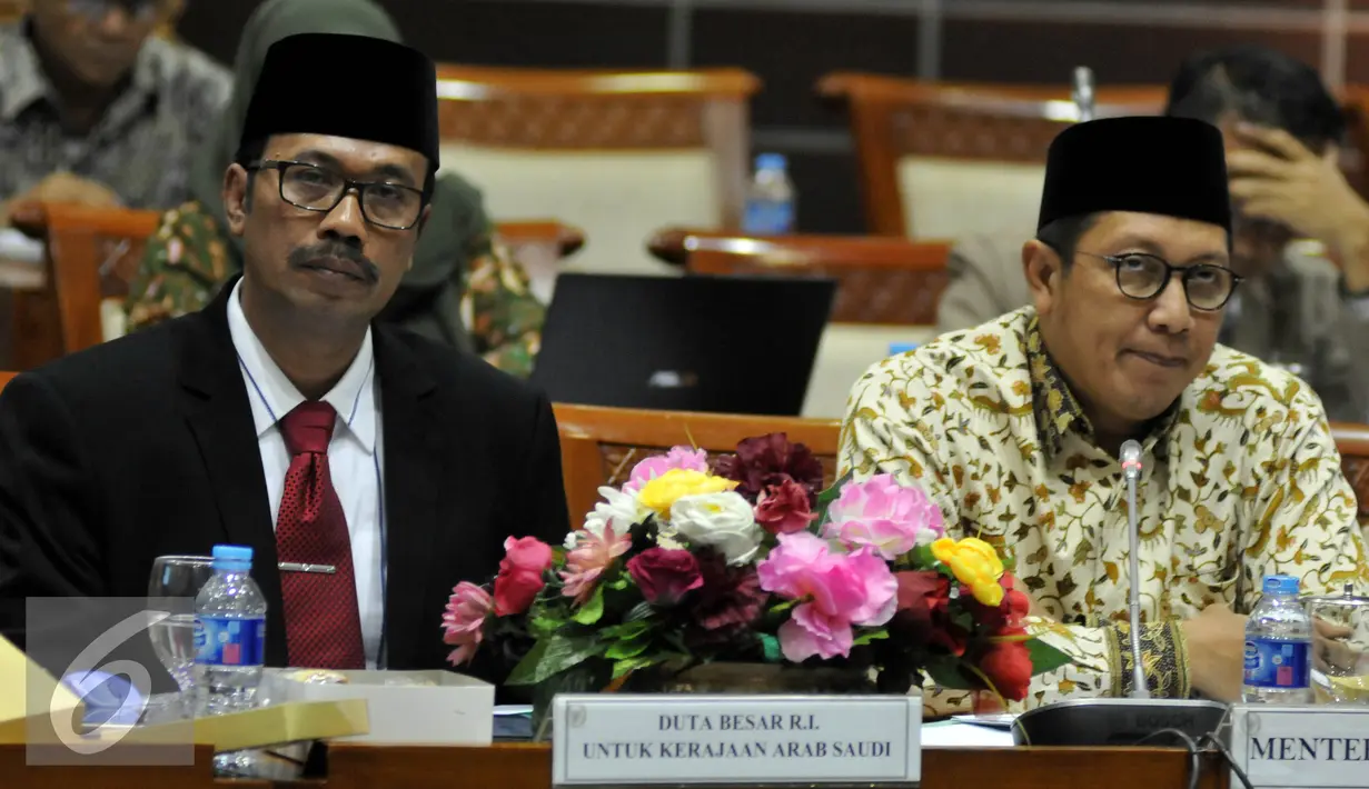 Menteri Agama Lukman Hakim Saifuddin (kanan) didampingi Dubes RI untuk Kerajaan Arab Saudi, Agus Maftuh saat menghadiri Rapat Kerja dengan Komisi VIII DPR RI di Kompleks Parlemen, Senayan, Jakarta, Kamis (21/4). (Liputan6.com/Johan Tallo) 