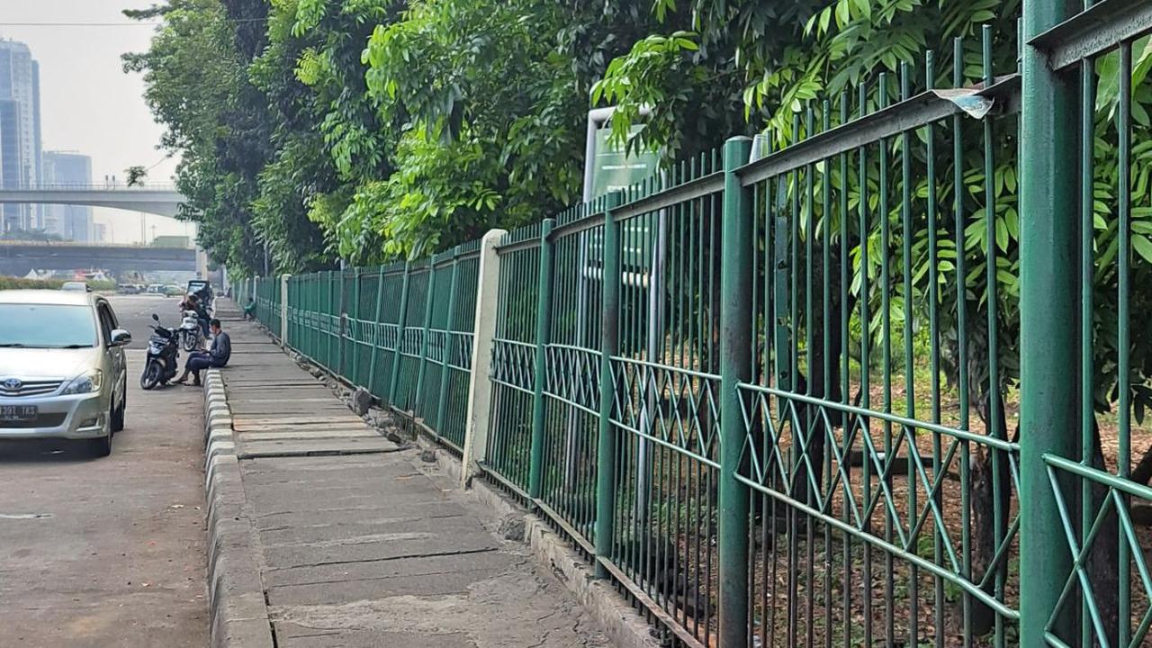 Satuan Polisi Pamong Praja (Satpol PP) Jakarta Timur pun memperketat pengawasan Hutan Kota, Cawang, menyusul adanya pengaduan masyarakat bahwa lokasi itu diduga dijadikan tempat mesum sesama jenis.