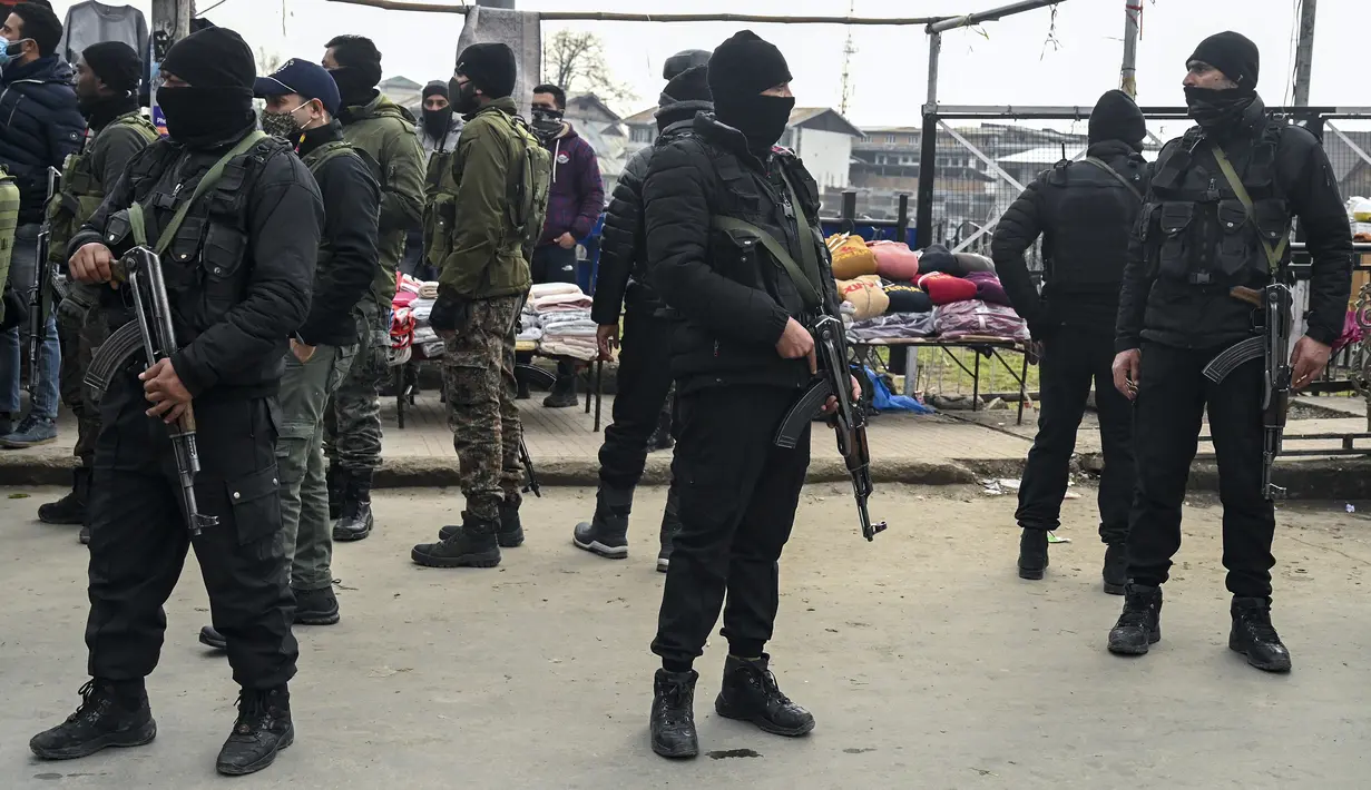 Pasukan Special Operation Group (SOG) berpatroli di sepanjang jalan selama pencarian acak pejalan kaki di Srinagar, kota terbesar di Kashmir, Jumat (21/1/2022). Peningkatan keamanan dilakukan menjelang Hari Republik India pada 26 Januari mendatang. (TAUSEEF MUSTAFA / AFP)