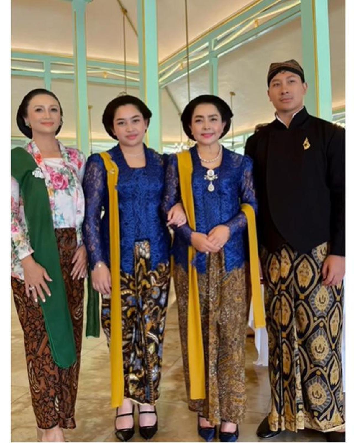 6 Potret Mayangsari dan Khirani Trihatmodjo Kompak Pakai Kebaya Biru di Acara Solo
