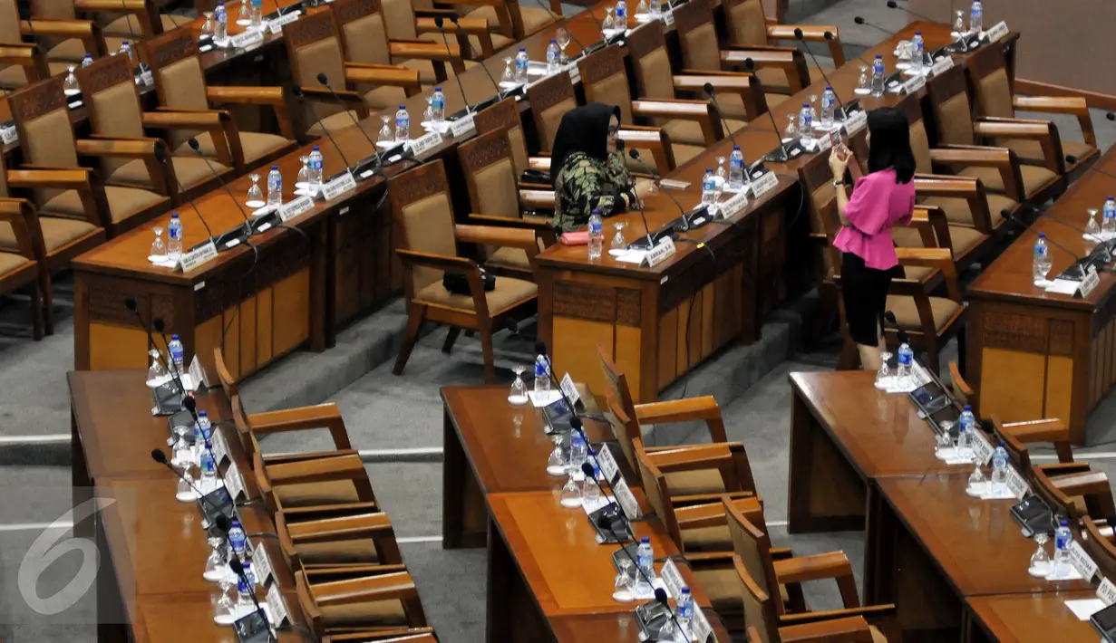 Anggota dewan berfoto sebelum Rapat Paripurna ke-23 DPR masa persidangan IV tahun sidang 2015-2016 di Kompleks Parlemen, Senayan, Jakarta, Rabu (6/3). Dari 555 anggota DPR, rapat paripurna dihadiri 323 anggota dewan. (Liputan6.com/Johan Tallo)