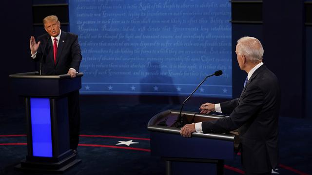 Donald Trump menjawab pertanyaan ketika capres dari Partai Demokrat Joe Biden mendengarkan selama debat presiden kedua dan terakhir pada Kamis (22/20/2020) di Nashville. (Morry Gash / Pool / AP)