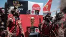 Penari suku Maasai Kenya berpose dengan trofi Piala Dunia FIFA selama Tur Dunia di bandara Internasional Jomo Kenyatta di Nairobi, Kenya (26/2). Turnamen Piala Dunia akan dimulai Juni di Rusia. (AFP Photo/Yasuyoshi Chiba)