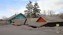 Abu vulkanik menutupi tanah dan rumah-rumah setelah gunung berapi Shiveluch meletus di desa Klyuchi di Semenanjung Kamchatka di Rusia, Rabu (12/4/2023). (AP Photo/Yury Demyanchuk)