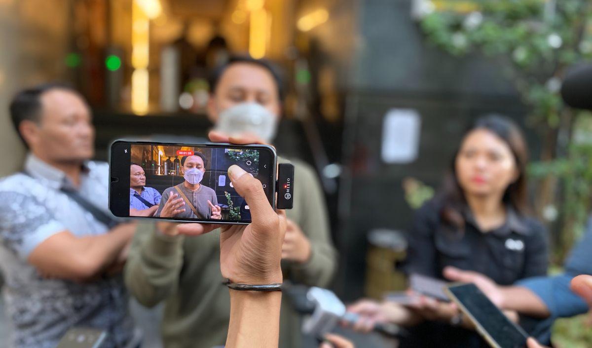 Selebgram Radja Adipati jalani pemeriksaan terkait kasus industri film porno di Indonesia. Dia hadir di Polda Metro Jaya, hari ini Jumat (22/9).<br><br>