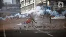 Pengunjuk rasa yang menolak UU Cipta Kerja terlibat bentrok dengan polisi di kawasan Harmoni, Jakarta, Kamis (8/10/2020). (Liputan6.com/Faizal Fanani)