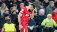 Pemain Liverpool, Mohamed Salah, tak kuasa menahan kesedihan setelah ditaklukkan PSG lewat adu penalti 0-1 (1-4) dalam laga leg kedua 16 besar Liga Champions 2024/2025 yang digelar di Anfield, Rabu (12/3/2025) dini hari WIB. (AP Photo/Dave Thompson)