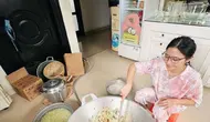 Prilly Latuconsina memasak rendang di kompor yang tersambung ke tabung gas melon. (dok. Instagram @folkshitt/https://www.instagram.com/p/C5i-TpSP9TH/?hl=en&img_index=2/Dinny Mutiah)