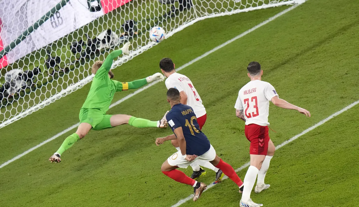 Penyerang Prancis, Kylian Mbappe (kiri tengah) saat mencetak gol pembuka timnya ke gawang Denmark selama pertandingan grup D Piala Dunia 2022 Qatar di Stadion 974 di Doha, Qatar, Sabtu, 26 November 2022. Mbappe mencetak dua gol dan mengantar Prancis menang atas Denmark 2-1. (AP Photo/Alessandra Tarantino )