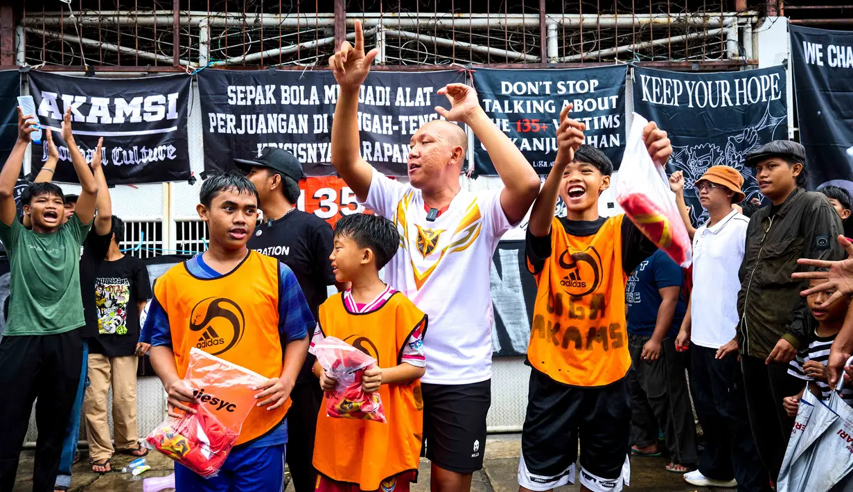 Keseruan Oki Rengga menyanyikan lagu-lagu yang ada di film animasi Garuda Di Dadaku bersama para peserta Liga Akamsi. (Dok. Film Animasi Garuda Di Dadaku)