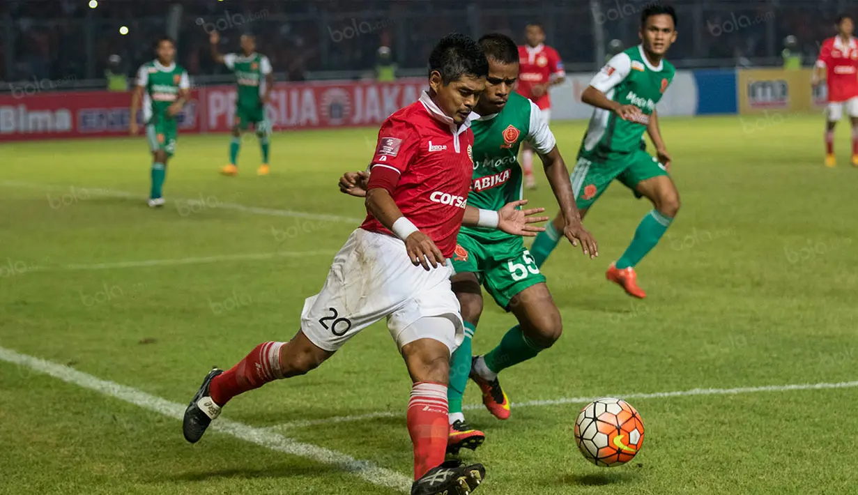 Striker Persija, Bambang Pamungkas, berusaha melewati bek PS TNI, Manahati Lestusen, pada laga Torabika Soccer Championship 2016 di SUGBK, Jakarta, Jumat (11/6/2016). Persija berhasil menang 1-0 atas PS TNI. (Bola.com/Vitalis Yogi Trisna)