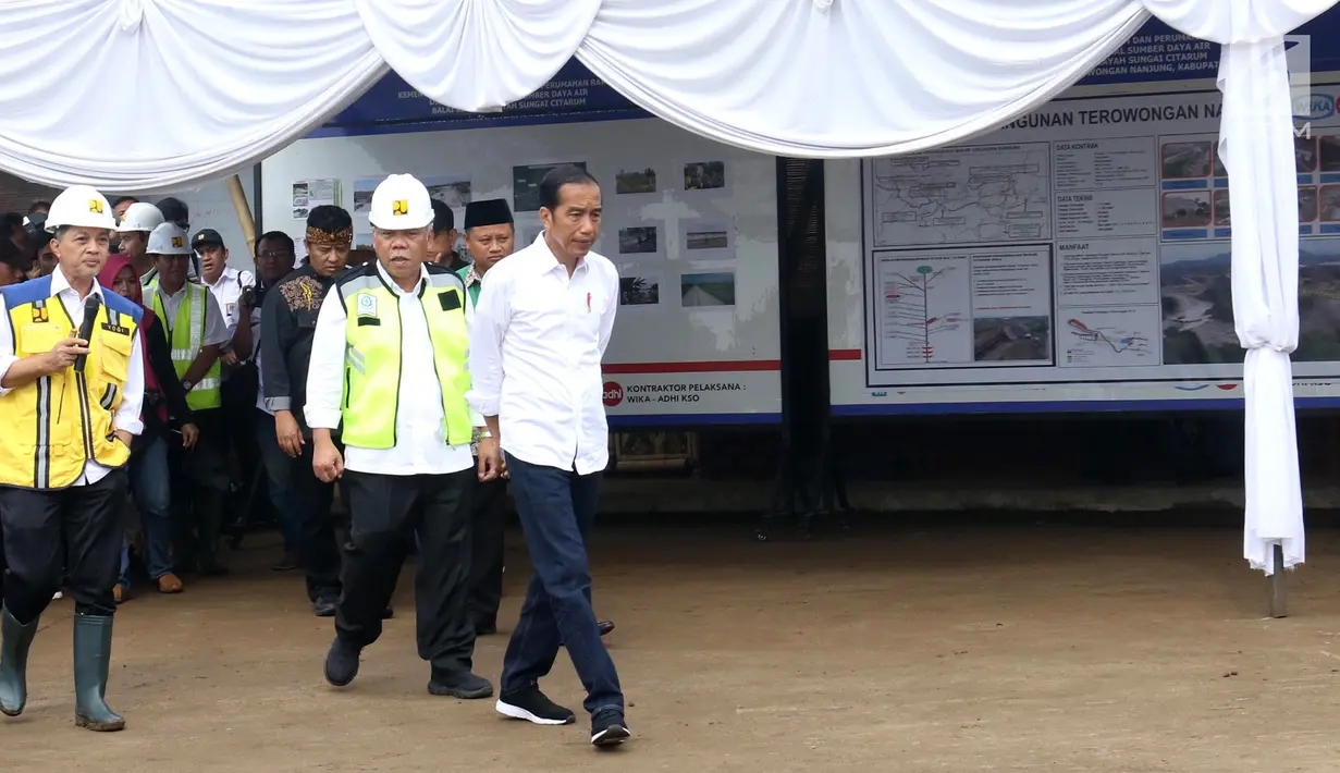 Presiden Joko Widodo atau Jokowi saat meninjau proyek Terowongan Nanjung di Kabupaten Bandung, Jawa Barat, Minggu (10/3). Terowongan Nanjung dibangun untuk memperlancar aliran Sungai Citarum. (Liputan6.com/Angga Yuniar)