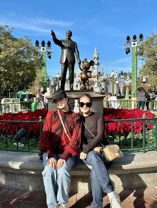 Duduk bersebelahan seperti ini, bukankah keduanya tampak seperti kembar? Chitthip Bruschweiler mengenakan semi-sheer long sleeves top hitam yang dipadunya dengan celana jeans, lengkap dengan sunglasses untuk kesan musim panas yang lebih kental. Foto: Instagram.