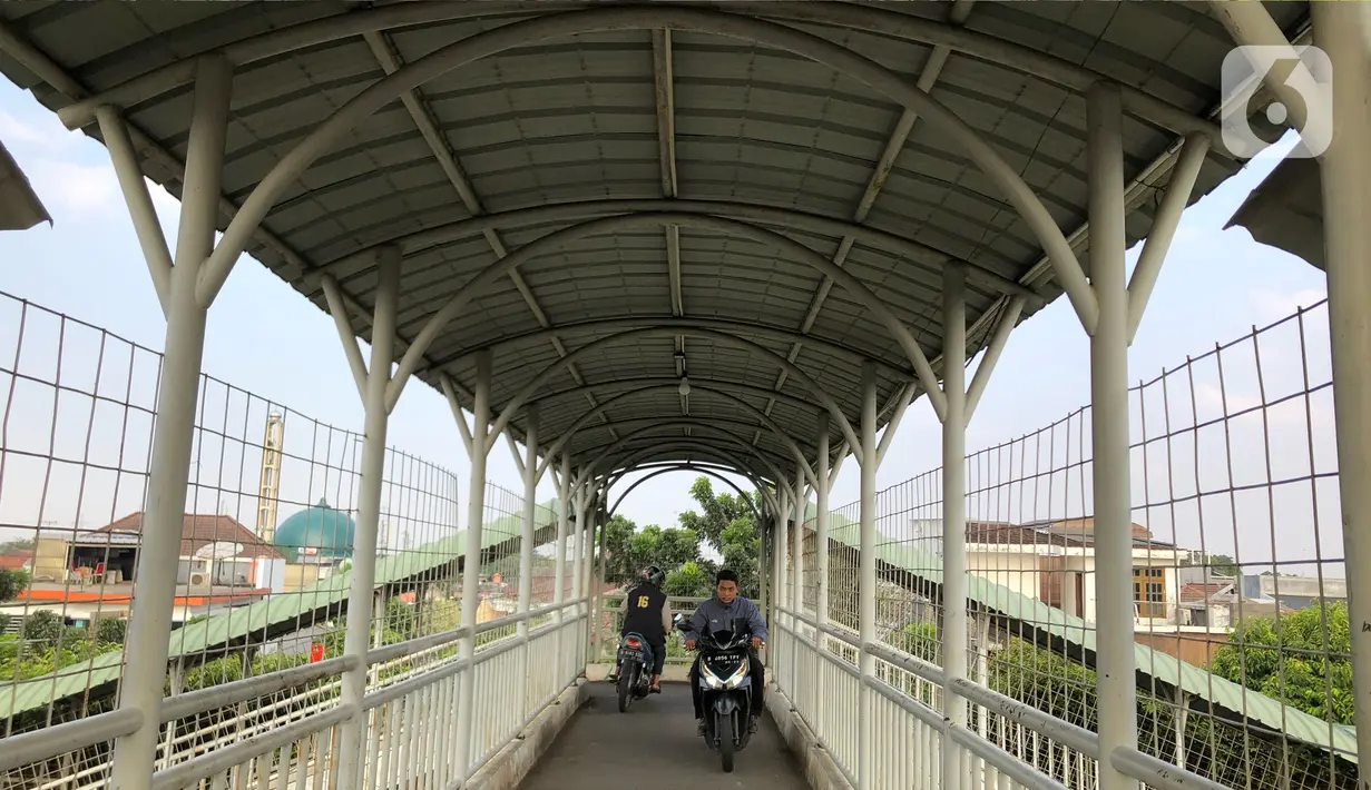 Pengendara sepeda motor melintasi Jembatan Penyeberangan Orang (JPO) di kawasan Pasar Minggu, Jakarta, Jumat (17/7/2020). Rendahnya kesadaran dalam disiplin berkendara menyebabkan sejumlah pengendara sepeda motor melintasi JPO tersebut meski merugikan pengguna lain. (Liputan6.com/Immanuel Antonius)