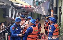 Polisi Sigap Evakuasi Warga Terdampak Banjir Kebon Pala, Ratusan Jiwa Mengungsi