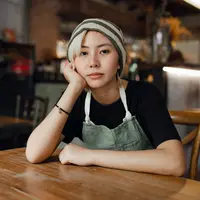 ilustrasi perempuan minum kopi/Photo by Ketut Subiyanto from Pexels