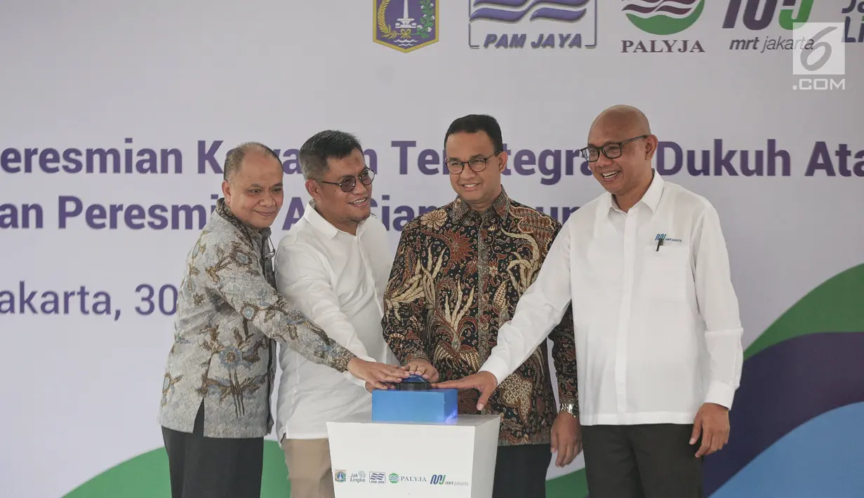 Gubernur DKI Jakarta, Anies Baswedan (kedua kanan) secara simbolis menekan tombol sebagai tanda peresmian kawasan integrasi transportasi Dukuh Atas dan peresmian Air Siap Minum di Stasiun MRT Dukuh Atas, Jakarta, Selasa (30/4/2019). (Liputan6.com/Faizal Fanani)