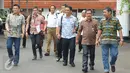 Dirtipidum Agus Andrianto bersama jajaran penyidik Bareskrim Polri tiba di Kejaksaan Agung, Jakarta, Jumat (25/11). Agus Andrianto mengatakan Ada tiga bundel berkas perkara Ahok, sebanyak 826 halaman. (Liputan6.com/Helmi Afandi)