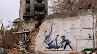 Mural Banksy tersebut digambar di antara puing-puing bangunan yang hancur di Borodyanka, Ukraina. (Dok. Twitter/@antifazporspain)