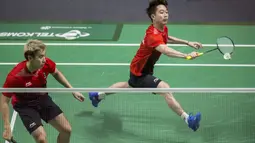 Pasangan Indonesia,Kevin Sanjaya/Marcus Fernaldi Gideon saat menghadapi wakil China Taipei, Lee Jhe-Huei/Lee Yang, pada laga semifinal bulutangkis Asian Games di Istora Senayan, Jakarta, Senin (27/8/2018). (Bola.com/Vitalis Yogi Trisna)