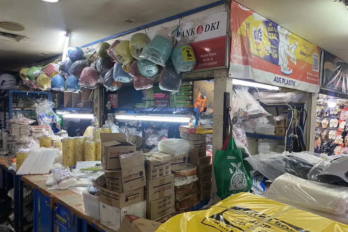 Sejumlah pedagang di Pasar Senen, Jakarta Pusat mengungkapkan kenaikan harga plastik. (Foto: Liputan6.com/Immanuel Christian)