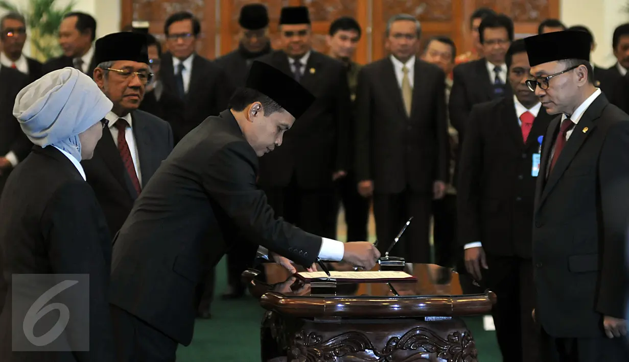 Ketua MPR, Zulkifli Hasan (kanan) melantik Sekjen MPR yang baru Ma'ruf Cahyono (kiri), Senayan, Jakarta, Rabu (3/2/2016). Ma'ruf Cahyono mengantikan Edi Siregar yang memasuki masa pensiun sejak Desember 2015. (Liputan6.com/Johan Tallo)
