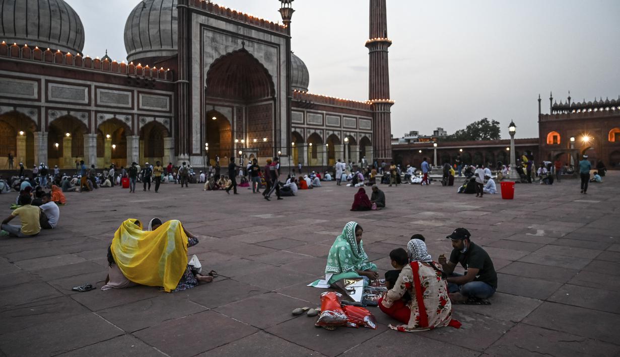 Umat Muslim berbuka puasa di masjid Jama Masjid pada hari pertama bulan suci Ramadhan, di New Delhi (14/4/2021). Masjid Jama ini selesai pada tahun 1656 M dan merupakan yang terbesar dan terkenal di India. (AFP/Prakash Singh)