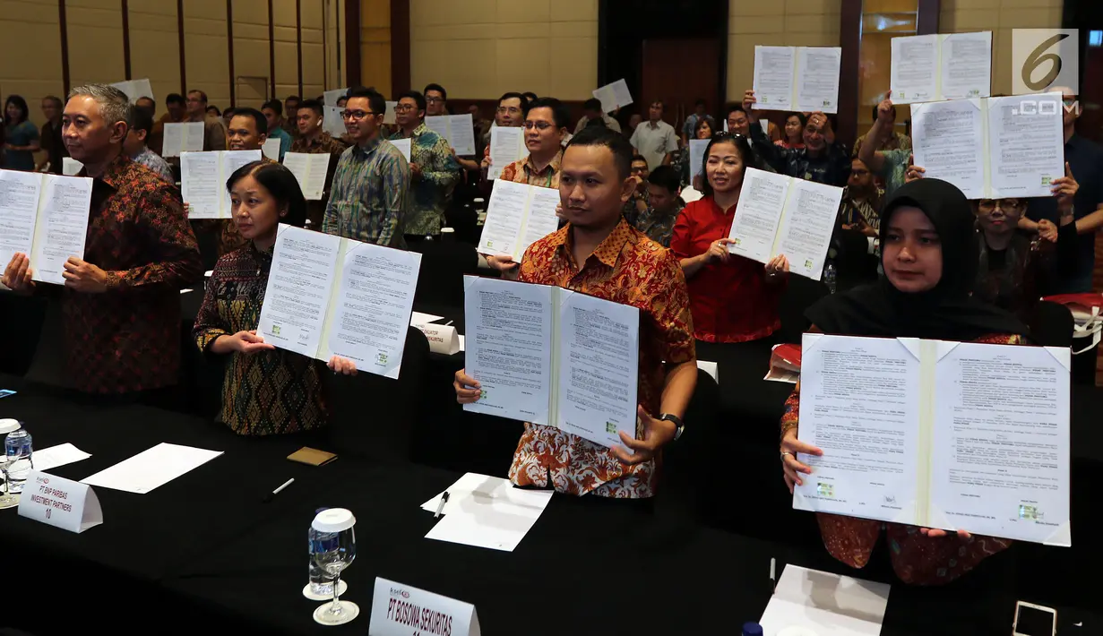 Penandatanganan kerja sama antara Dukcapil dengan 104 pelaku industri pasar modal terkait pemanfaatan data Ditjen Dukcapil, Jakarta, Jumat (21/12). Kerja sama ini untuk mempercepat pembukaan rekening investasi. (Liputan6.com/JohanTallo)