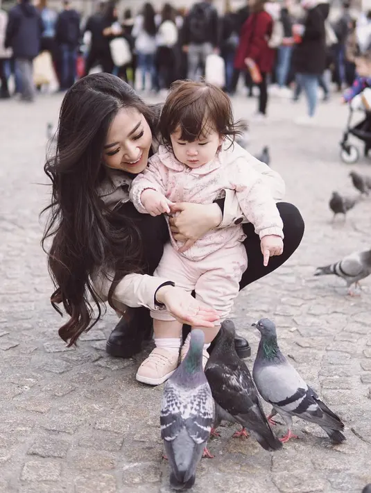 Aktris dan model 32 tahun ini merasa bahagia karena mendapatkan waktu yang berkualitas bersama baby Vechia. Tak heran jika pemain 'Marmut Merah Jambu' ini lebih memilih fokus untuk keluarga di banding karier. Tak hanya menemani, Franda juga mengajari baby Vechia.(Liputan6.com/IG/@frandaaa87)