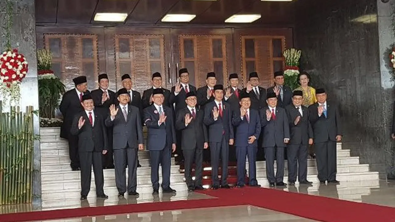 Presiden Jokowi dengan dasi merah