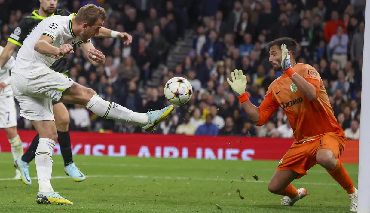 Penyerang Tottenham Hotspur Harry Kane menendang bola melewati kiper Sporting CP Antonio Adan untuk mencetak gol yang dianulir karena offside pada matchday kelima Grup D Liga Champions di Tottenham Hotspur Stadium, Kamis (27/10/2022) dini hari WIB. Andai gol Harry Kane pada menit ke-90+5 itu sah, Tottenham dipastikan maju ke fase knock-out. (AP Photo/Ian Walton)