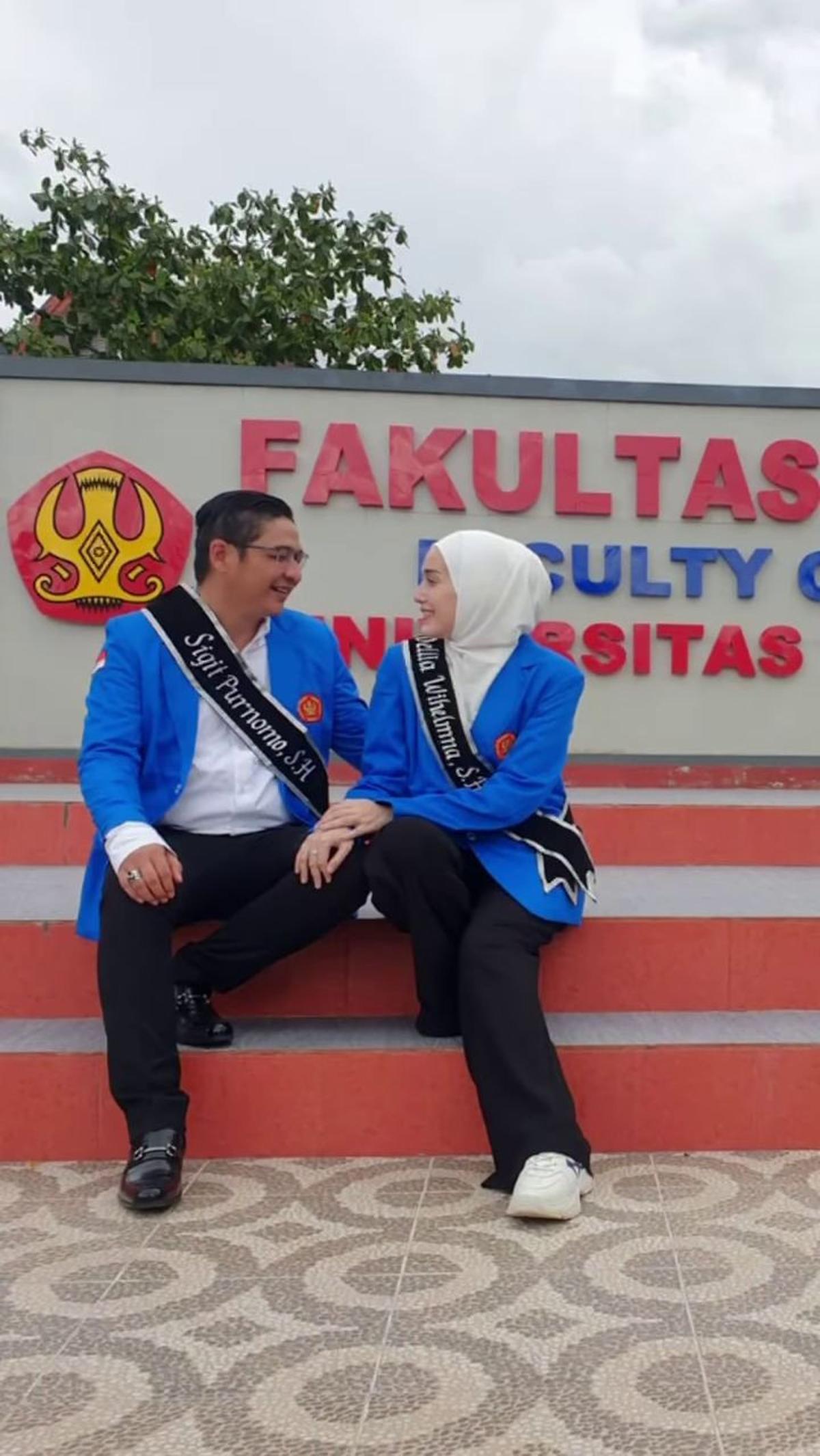 Adelia dinyatakan lulus S1 di usia 35 tahun.