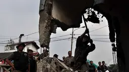 Sejumlah aparat Satpol PP diterjunkan untuk melakukan penertiban bangunan liar di sepanjang bantaran kali Mampang, Jakarta, (19/8/2014). (Liputan6.com/Miftahul Hayat)
