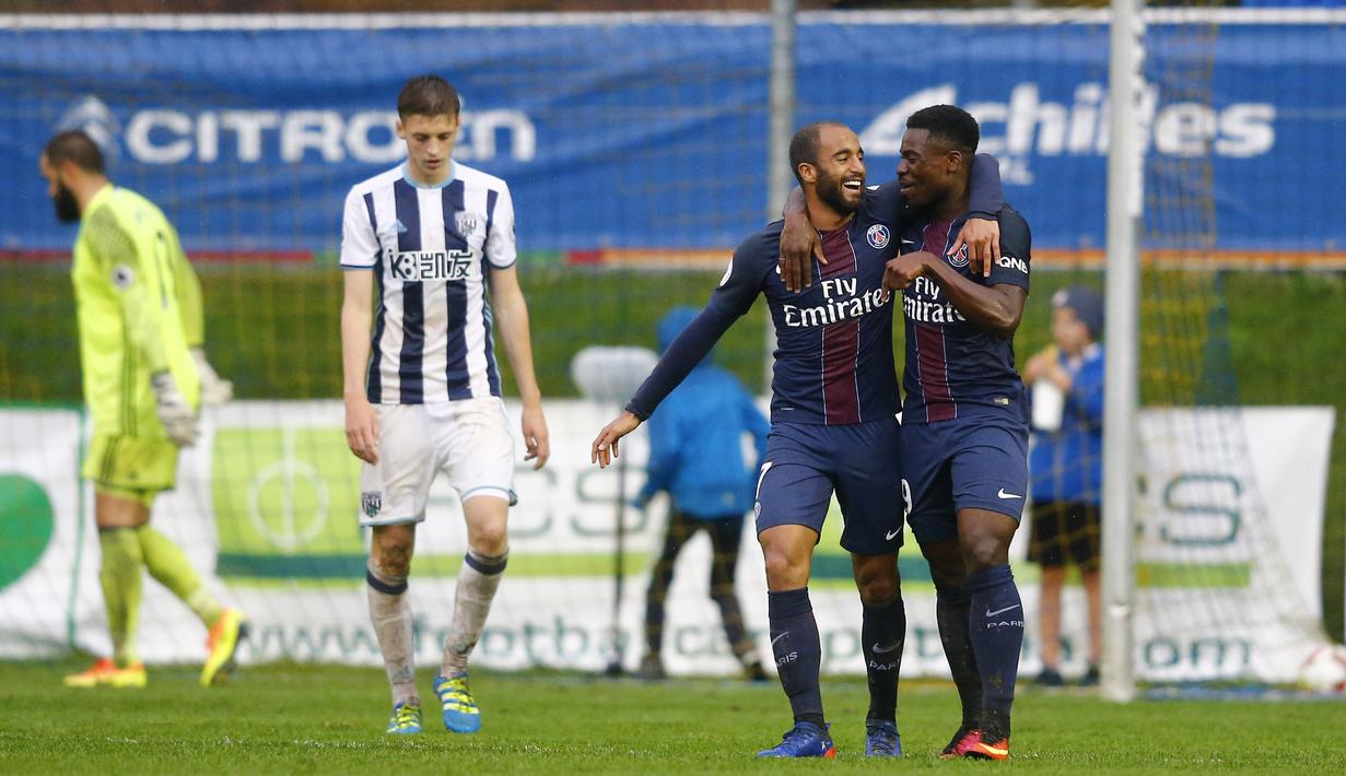 Pemain PSG, Lucas Moura merayakan golnya bersama rekannya pada laga uji coba melawan West Bromwich Albion di Schladming Athletic Area, Austria, (13/7/2016). PSG menang 2-1. (Action Images via Reuters/Dominic Ebenbichler)