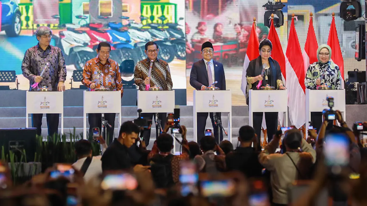 Gubernur Jakarta Pramono Anung (ketiga dari kiri) membuka secara resmi Jakarta Fair atau Pekan Raya Jakarta (PRJ) 2025, Kamis (19/6/2025) malam (beritajakarta.id)